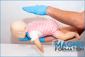 Le recyclage Sauveteur Secouriste du Travail (MAC SST) est indispensable pour une assistante maternelle afin de maintenir à jour ses compétences en premiers secours et assurer la sécurité des enfants au quotidien. Cette formation permet de revoir les gestes essentiels et de s’adapter aux nouvelles procédures de secours spécifiques à la petite enfance.